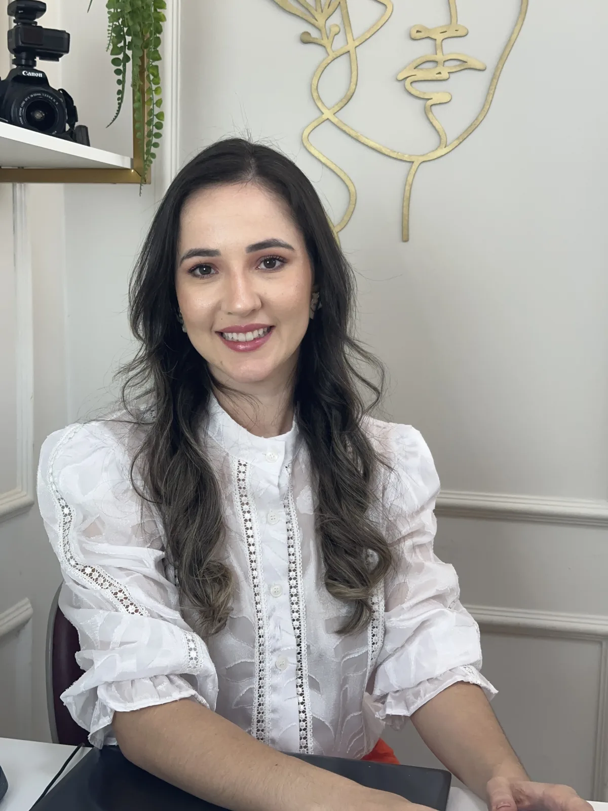 Dra. Natalia Dela Costa no consultório